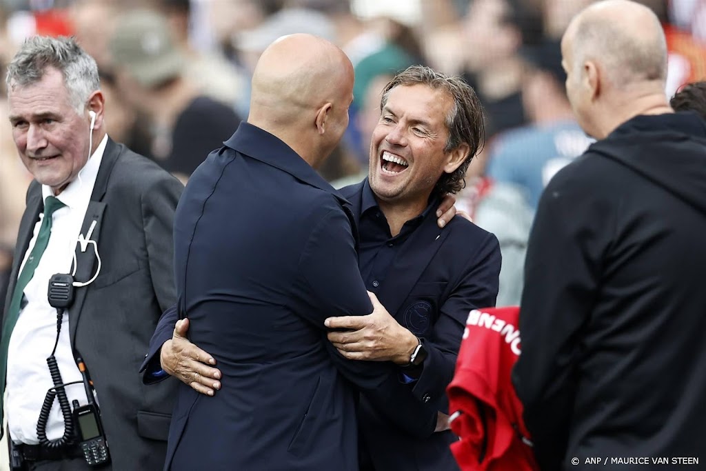 Feyenoord - Almere City vanwege onweersbui stilgelegd