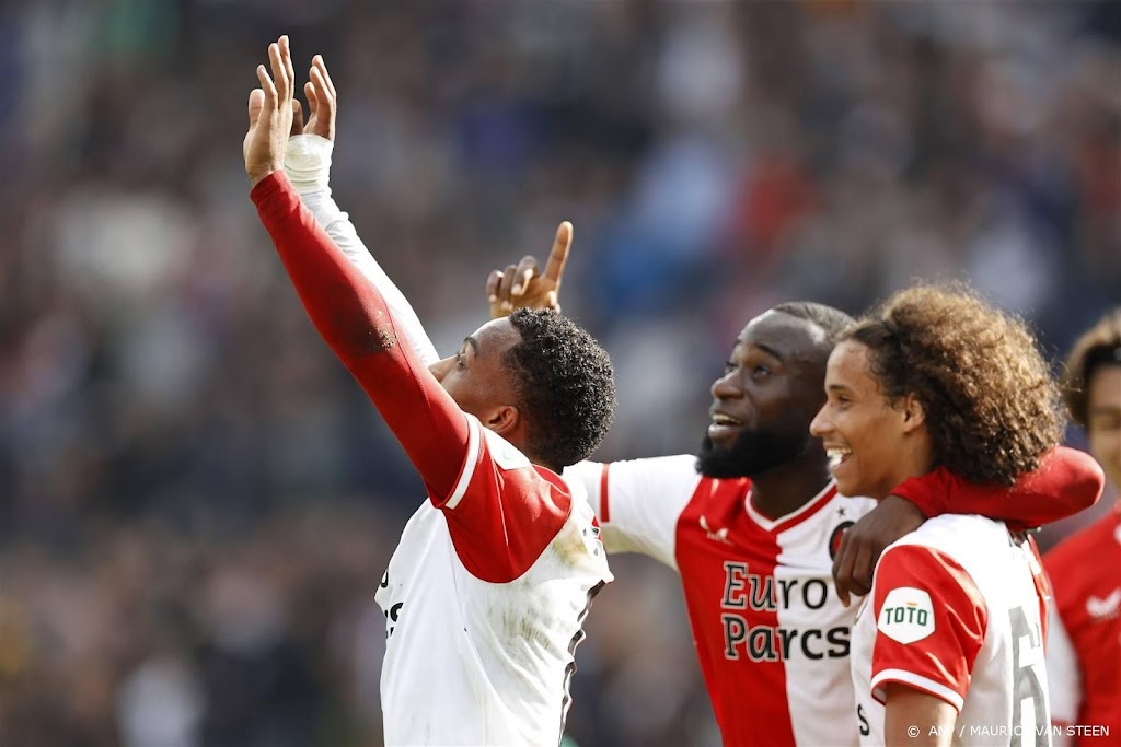 Feyenoord flitst voorbij Almere City na onweersbui boven De Kuip