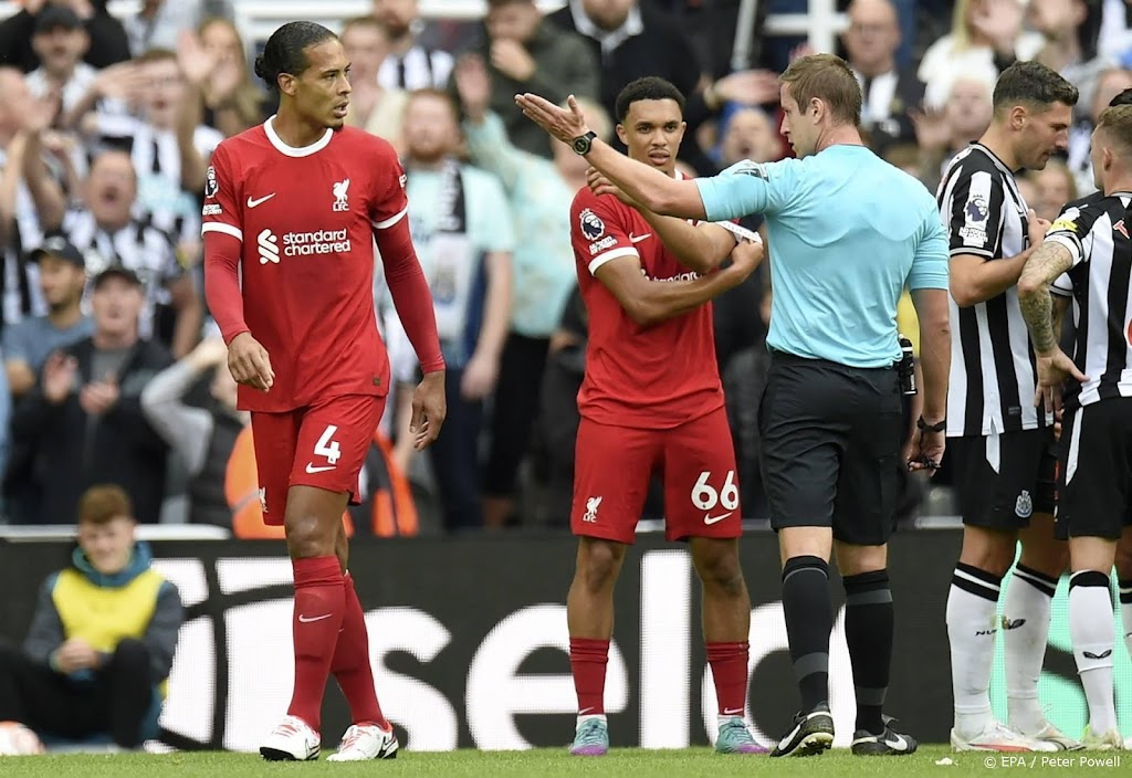 Van Dijk met rode kaart van het veld bij Liverpool
