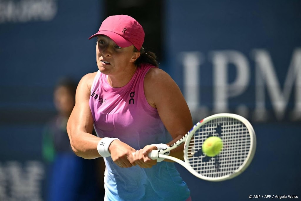 Slordige Swiatek bereikt tweede ronde op US Open