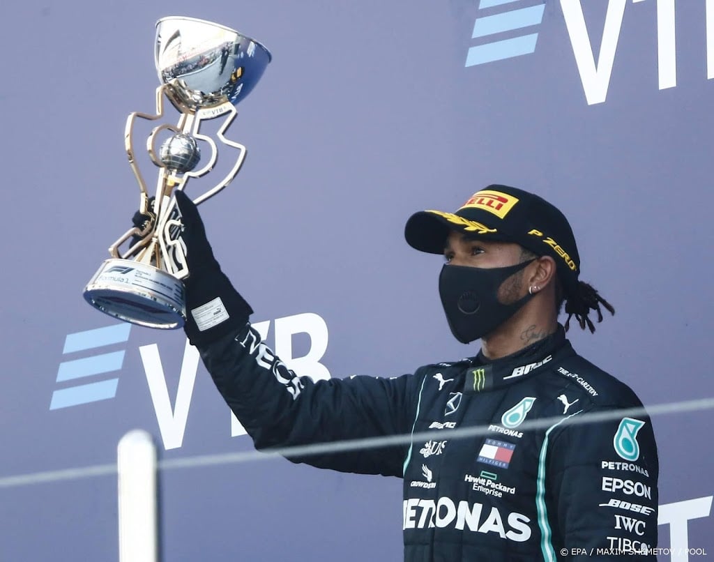 'Belachelijke tijdstraf' kost Hamilton recordzege Formule 1