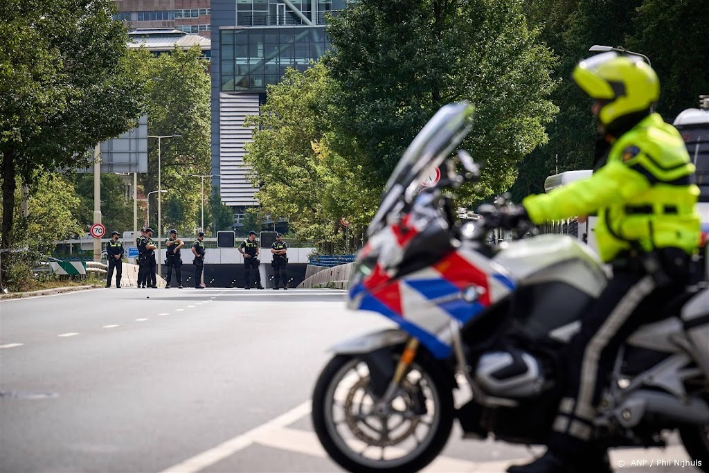 Klimaatactivisten nu ook tunnelbak A12 in, amper politie aanwezig