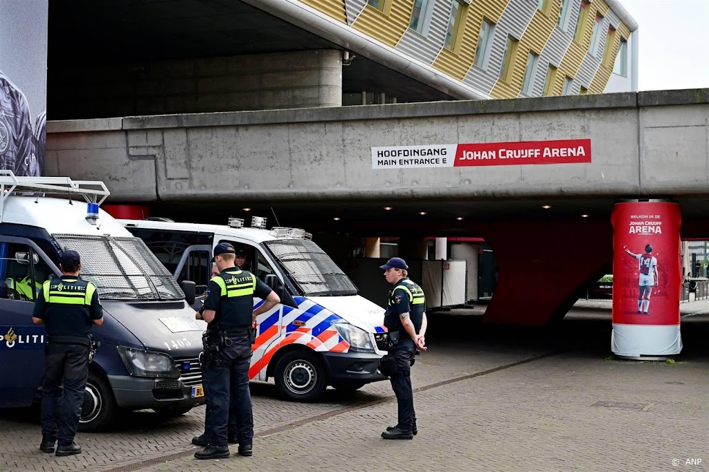  Elf aanhoudingen rond vervolg wedstrijd Ajax - Feyenoord