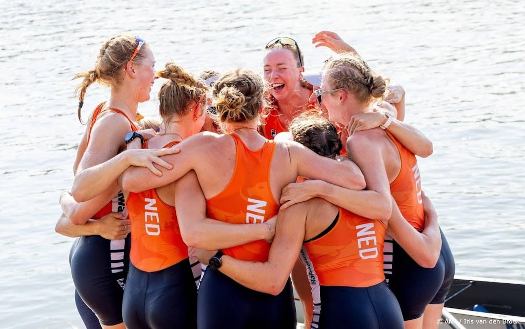 Roeisters vrouwen acht met overmacht wereldkampioen in Shanghai