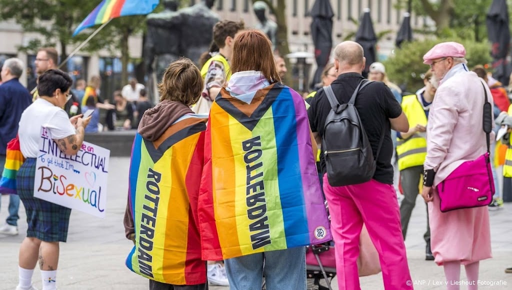 Enkele duizenden mensen lopen Pride March in Rotterdam