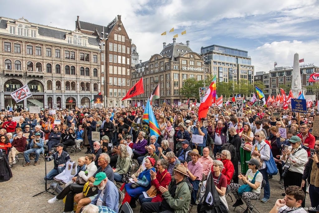 Duizenden bij protestactie 'Stop de oorlogskoorts' in Amsterdam