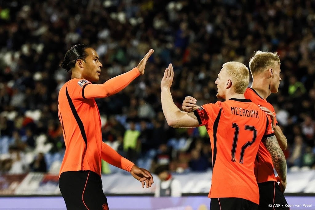 Meerdink helpt Oranje bij basisdebuut met twee treffers aan zege