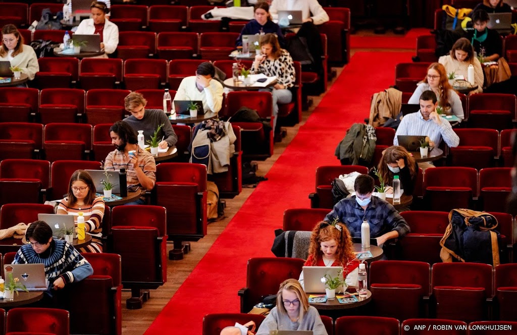 Studenten lenen meer en verdienen meer bij