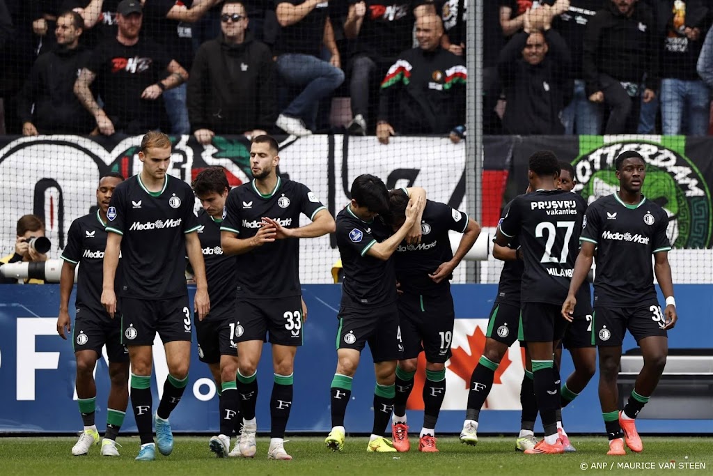 Oppermachtig Feyenoord bezorgt FC Utrecht eerste nederlaag 