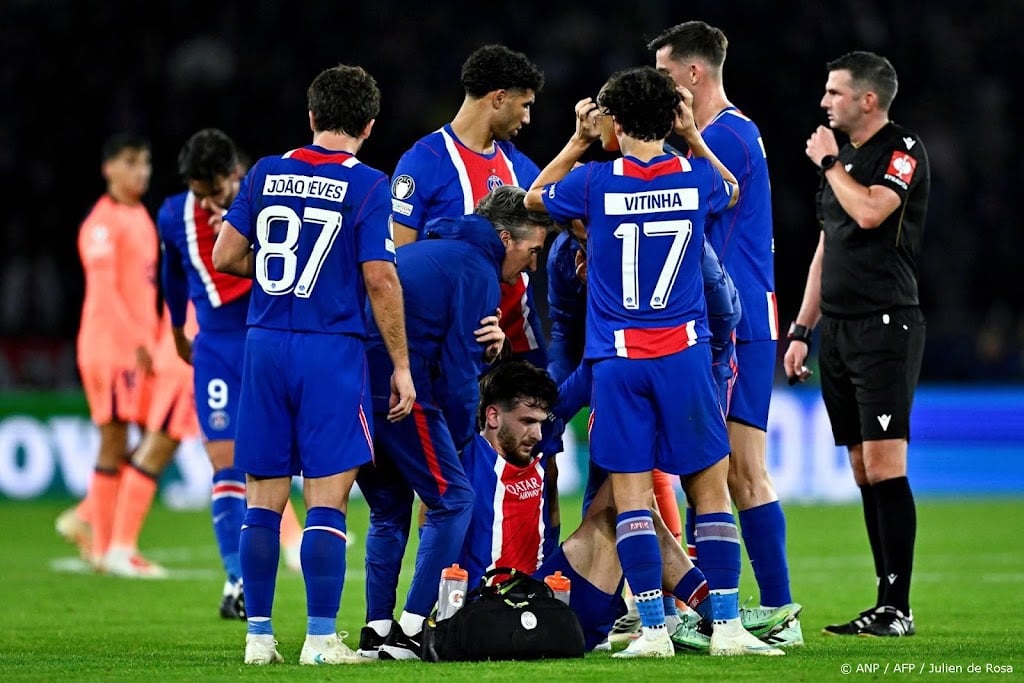 PSG-aanvaller Kvaratskhelia met succes geopereerd aan rechterknie