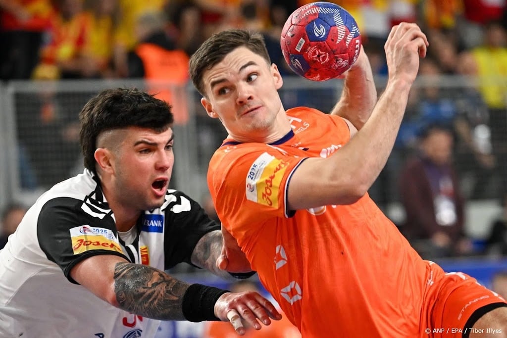 Handballer Smits mist door rugblessure duels in EK-kwalificatie