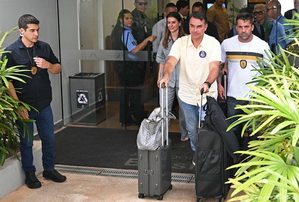 Flávio Bolsonaro heeft Brazilië verlaten, zeggen zijn bondgenoten