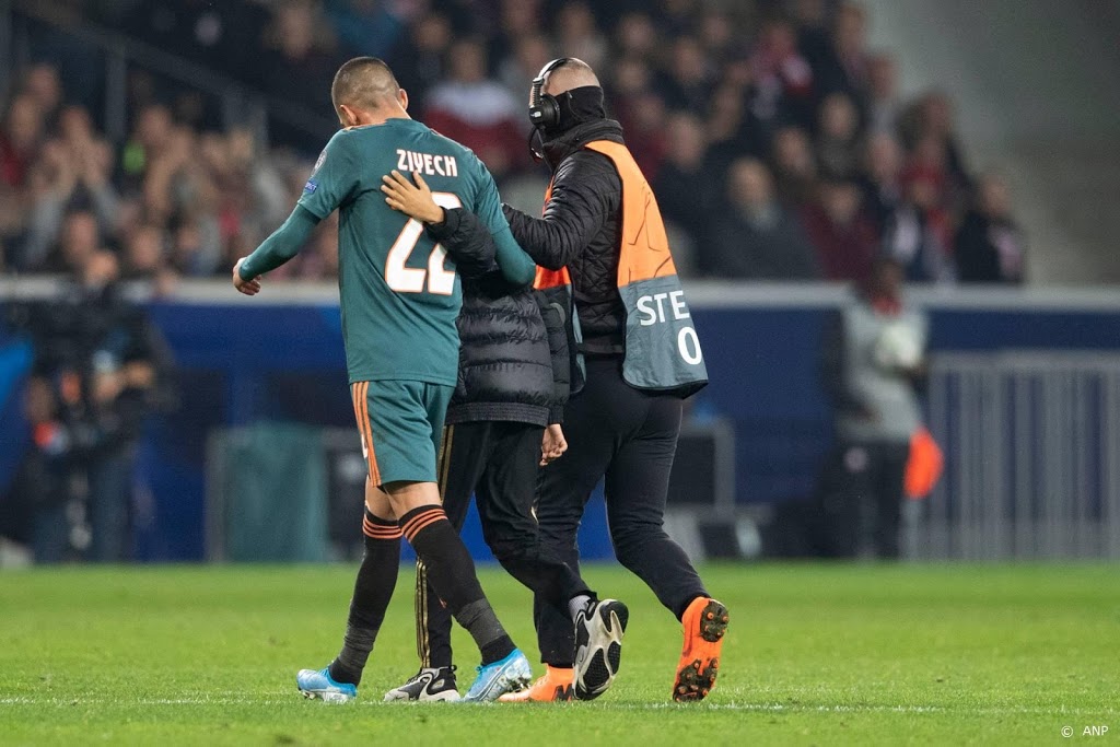 Ziyech tijdens duel verrast door jonge fan