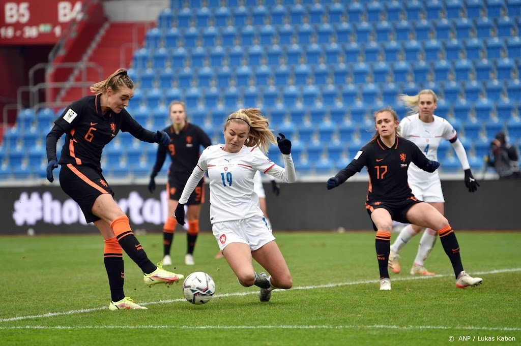 Voetbalsters Oranje voorkomen in blessuretijd eerste nederlaag 