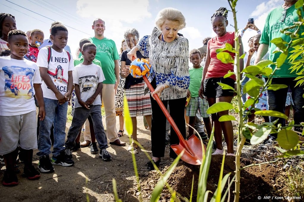 Beatrix bezoekt voedselbos tijdens bezoek aan Curaçao