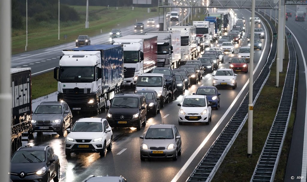 Drukke ochtendspits door regen met meer dan 900 kilometer file