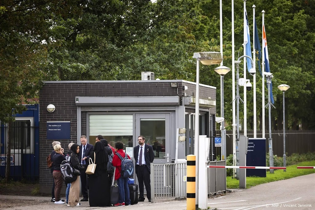 COA: al wekenlang slapen er asielzoekers op stoelen in Ter Apel