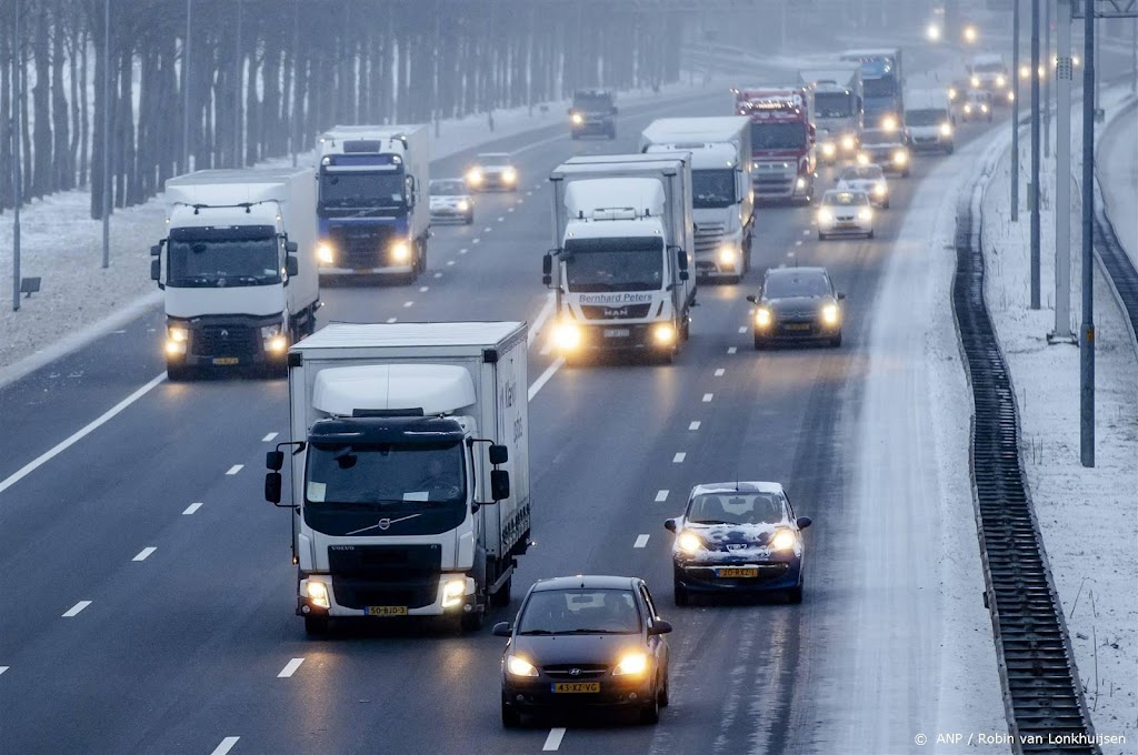 KNMI: dinsdagochtend kan glad zijn door bevriezen nat wegdek