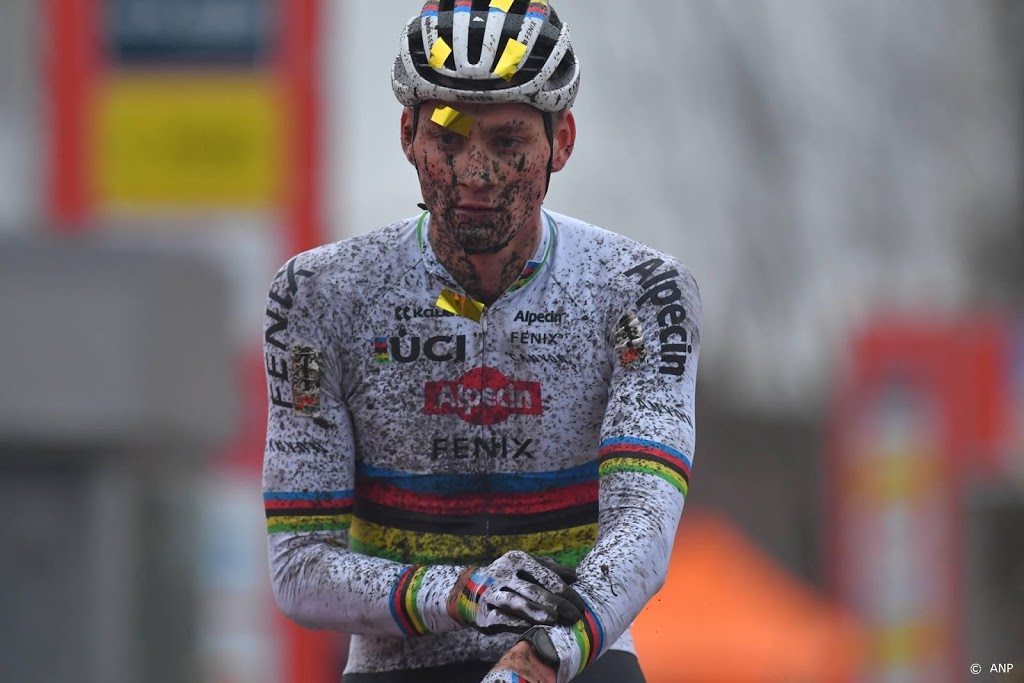 Van der Poel verliest van 'extreem sterke' Van Aert  