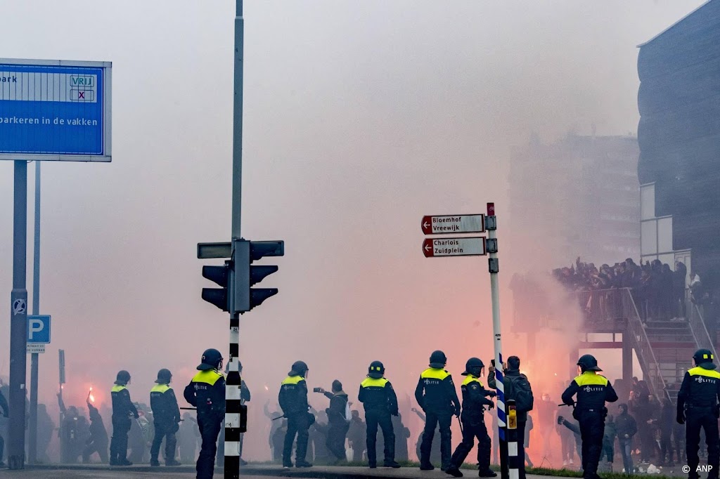 18-jarige aangehouden voor poging doodslag bij Feyenoord - Ajax