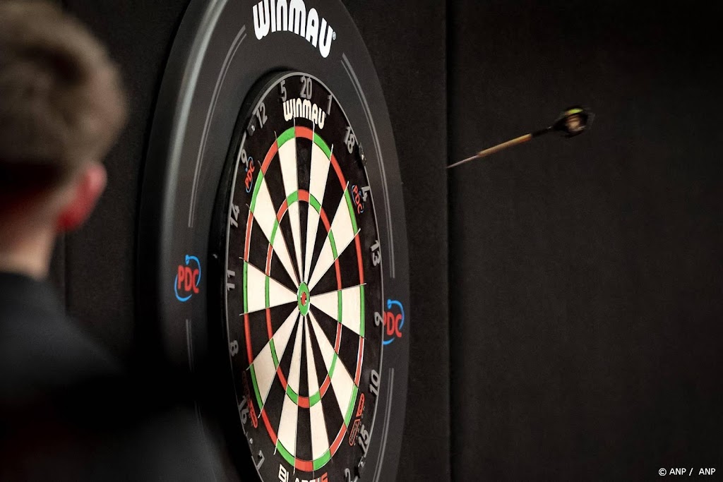 Dartstalent Littler (16) op WK overtuigend naar laatste zestien