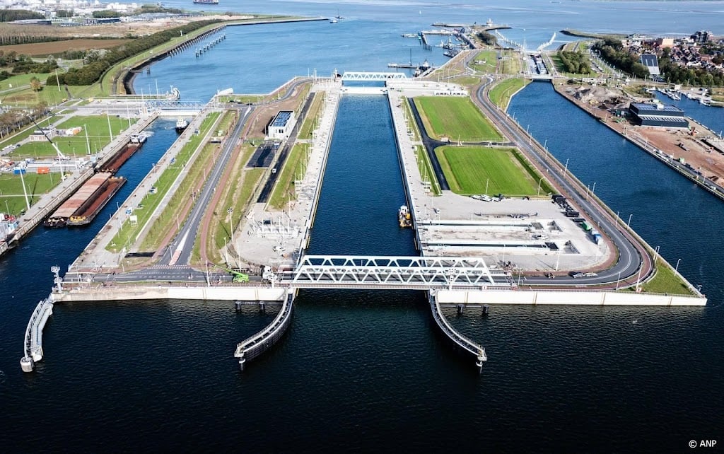 Breedste schip ooit vaart via kanaal door Zeeuws-Vlaanderen