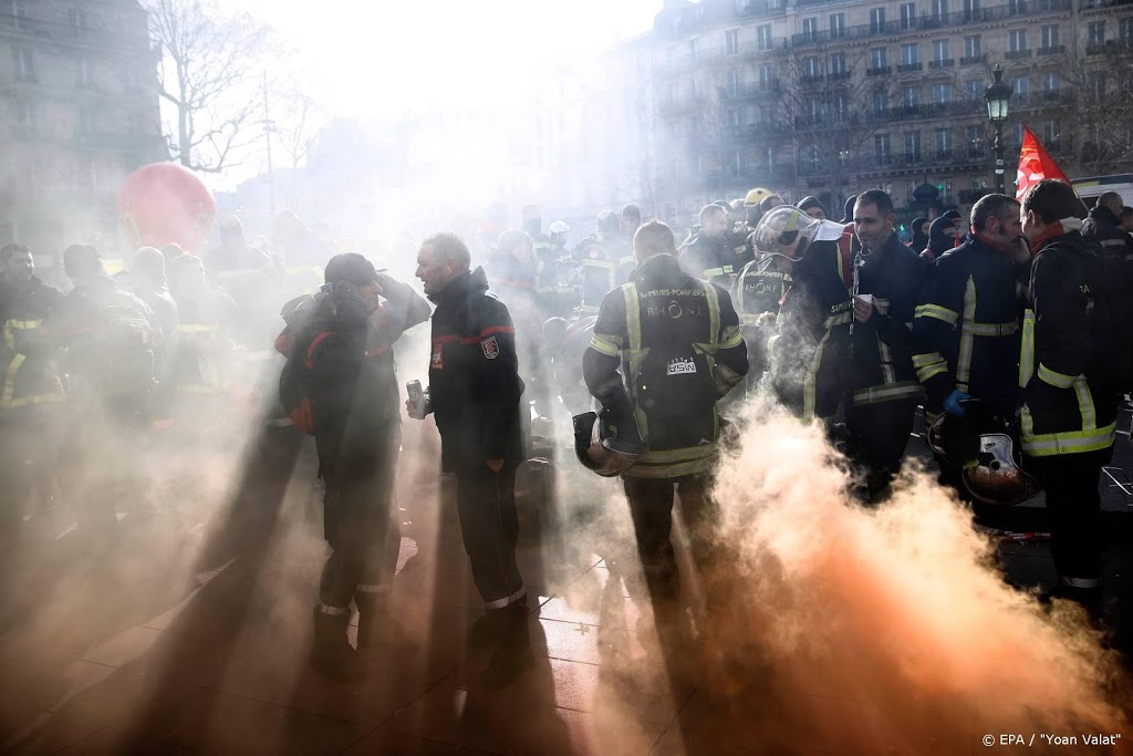 Franse politie raakt slaags met protesterende brandweermannen