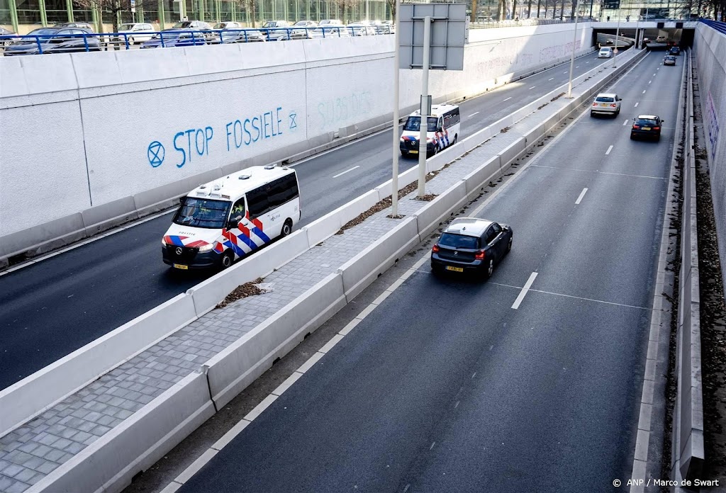 Actievoerders verzamelen zich rond A12 in Den Haag