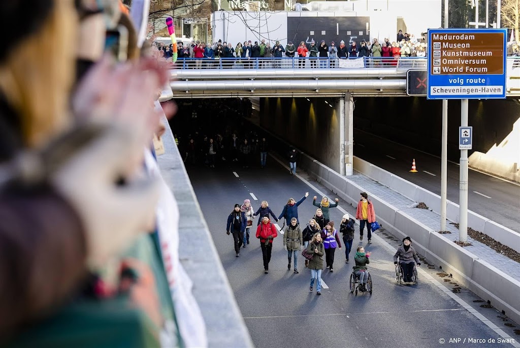 Honderden klimaatactievoerders blokkeren A12 in Den Haag