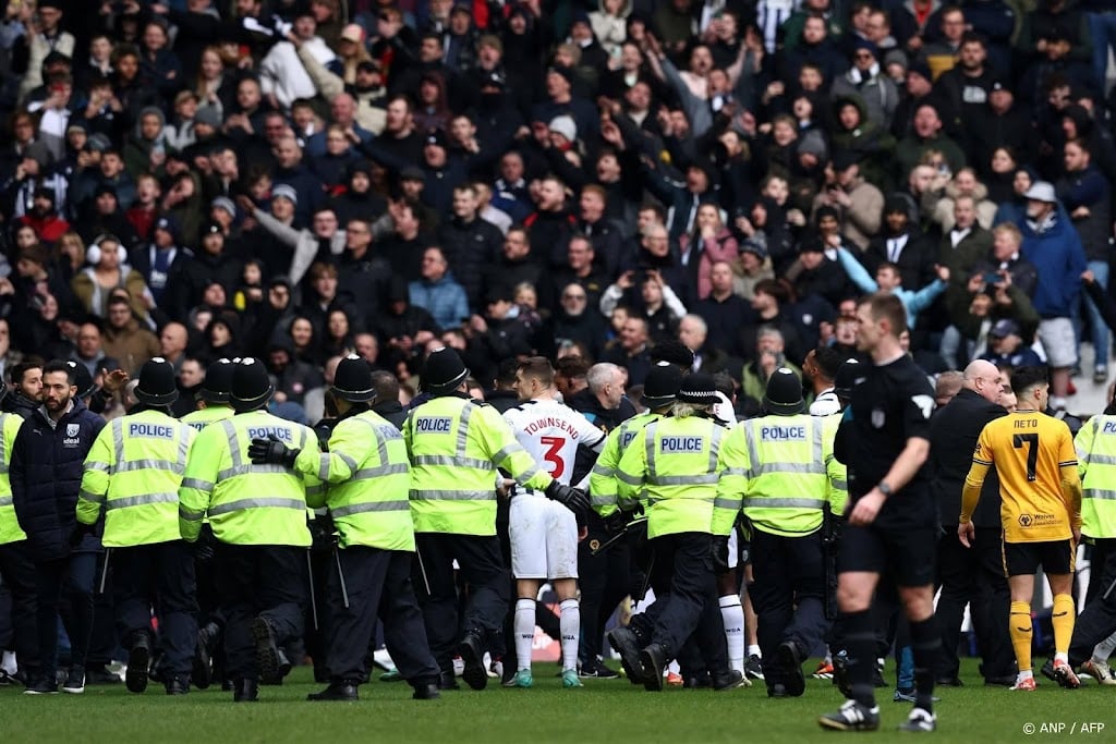 FA Cupduel ontsierd door zware gevechten op tribunes