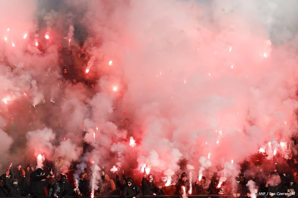 Fakkels en vuurwerk bij sfeeractie ArenA ondanks verbod