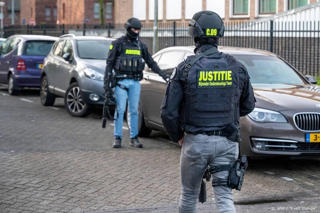 OM: houd alle vermoedelijke bendeleden Taghi in de cel