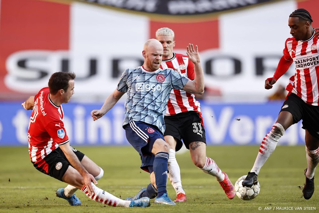 Ajax pakt in slotfase punt bij PSV en behoudt grote voorsprong