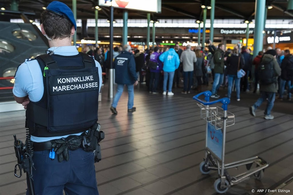 Marechaussee op Schiphol drukker met overlast en controles