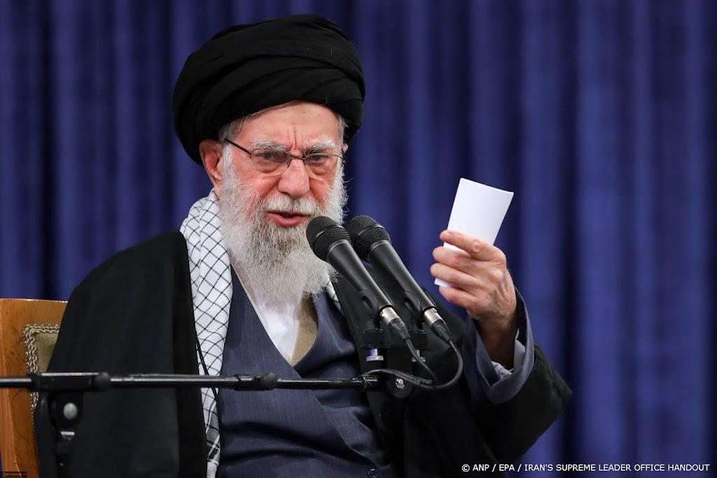 Lokale media: dertig bommen op woning Khamenei gegooid 