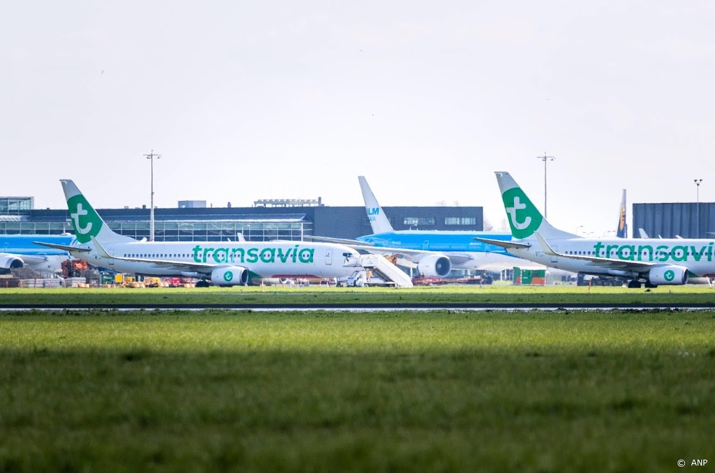 Vliegtuigen geparkeerd op Aalsmeerbaan van Schiphol