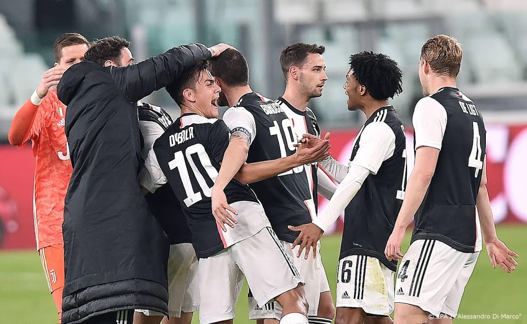 Voetballers Juventus leveren salaris in