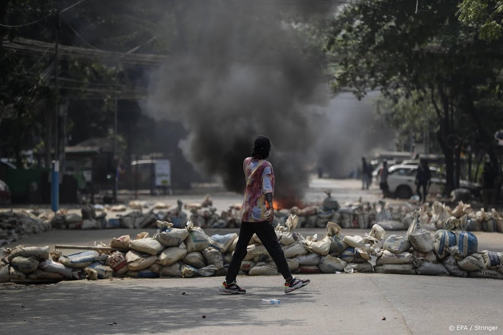 Myanmarese veiligheidstroepen lossen schoten bij begrafenis  
