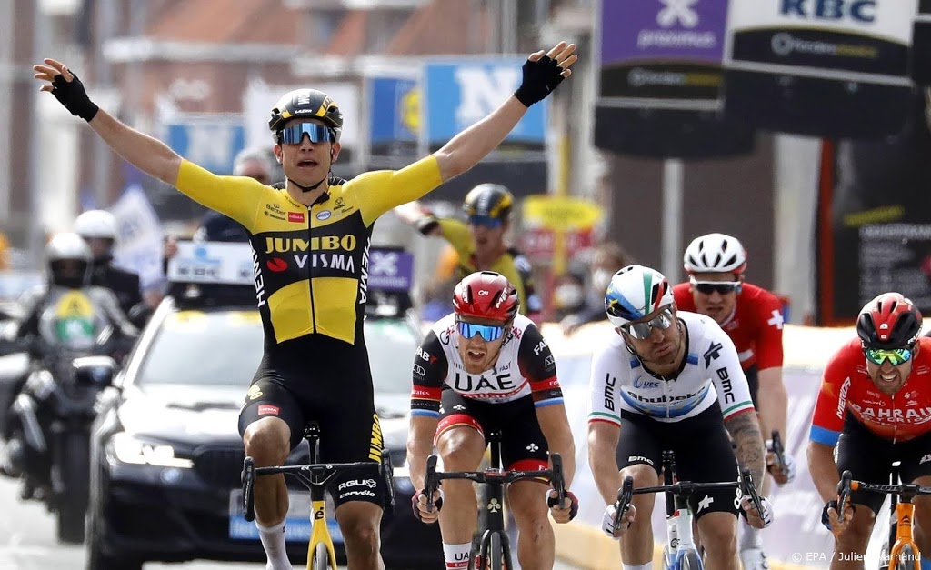 Van Aert blij dat hij het ook in een Vlaamse klassieker afmaakt