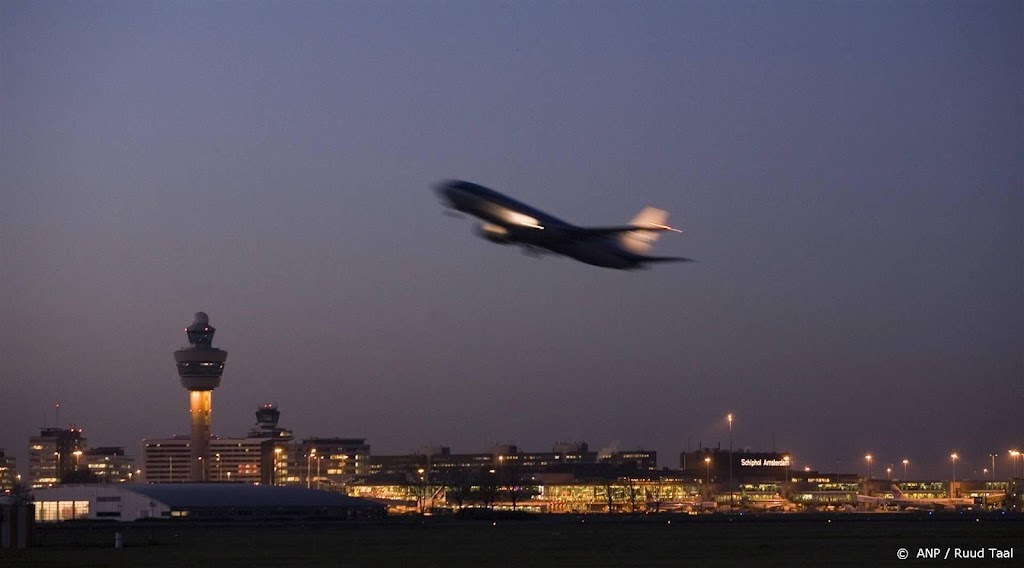 ILT: meer waarschuwingen en boetes over nachtvluchten Schiphol