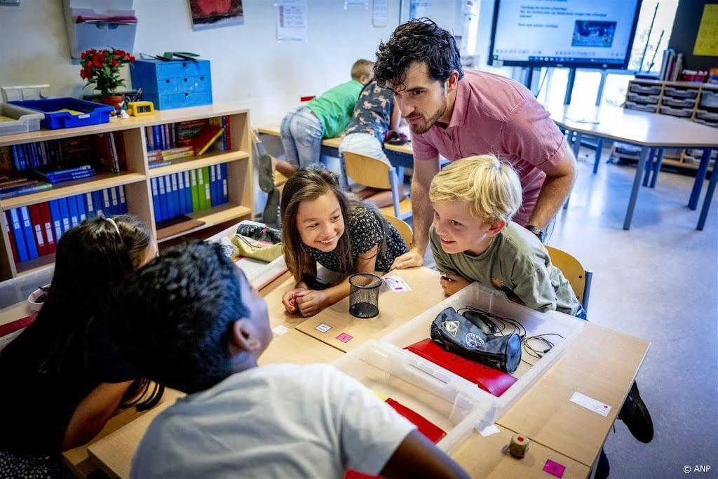 Lerarenbeurs komend schooljaar verlengd en verhoogd, meldt OCW