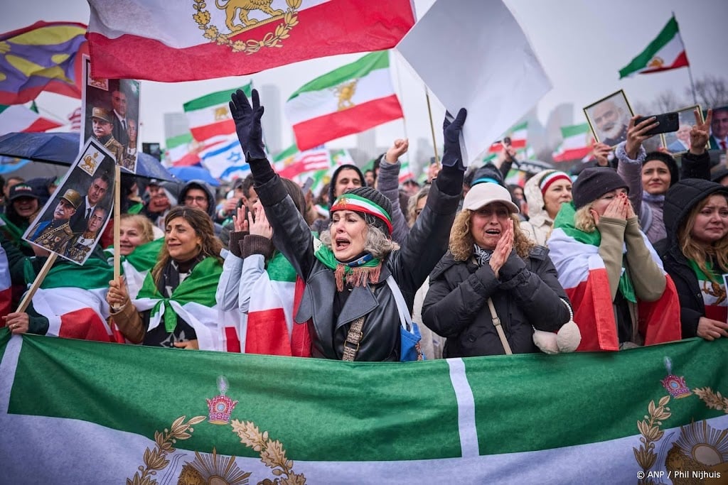 Paar honderd mensen bij pacifistische demonstratie Malieveld