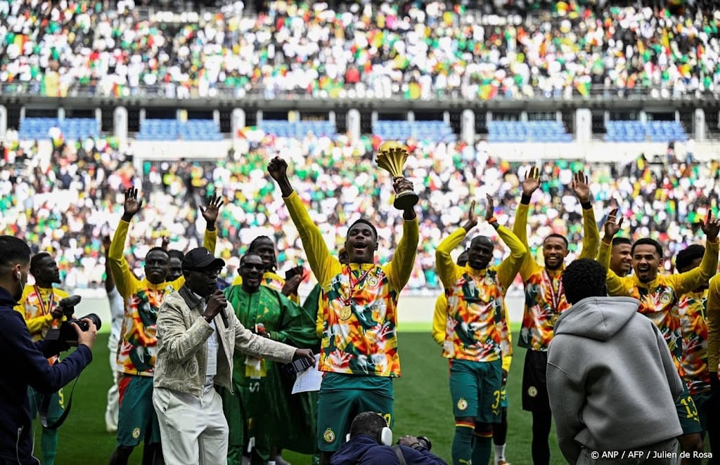 Senegalese spelers tonen Afrika Cup tijdens ereronde in Parijs