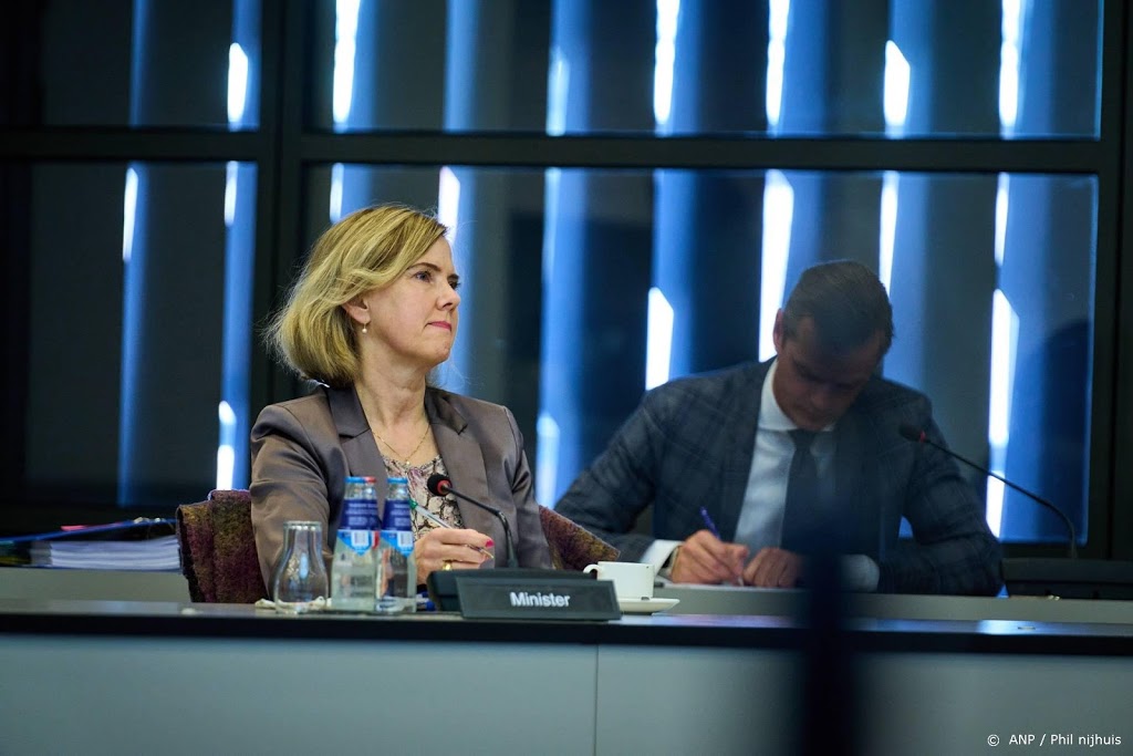 Minister: kabinet houdt vliegverbod altijd in achterzak