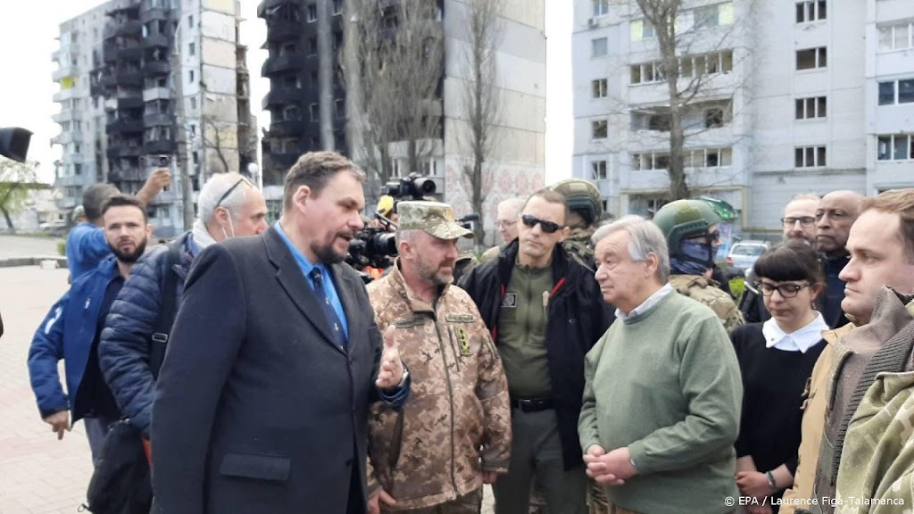 VN-chef hekelt 'absurde' oorlog op bezoek in Oekraïne 