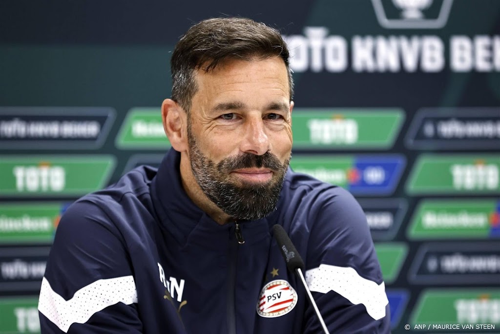 PSV-trainer Van Nistelrooij laat aan anderen wie favoriet is