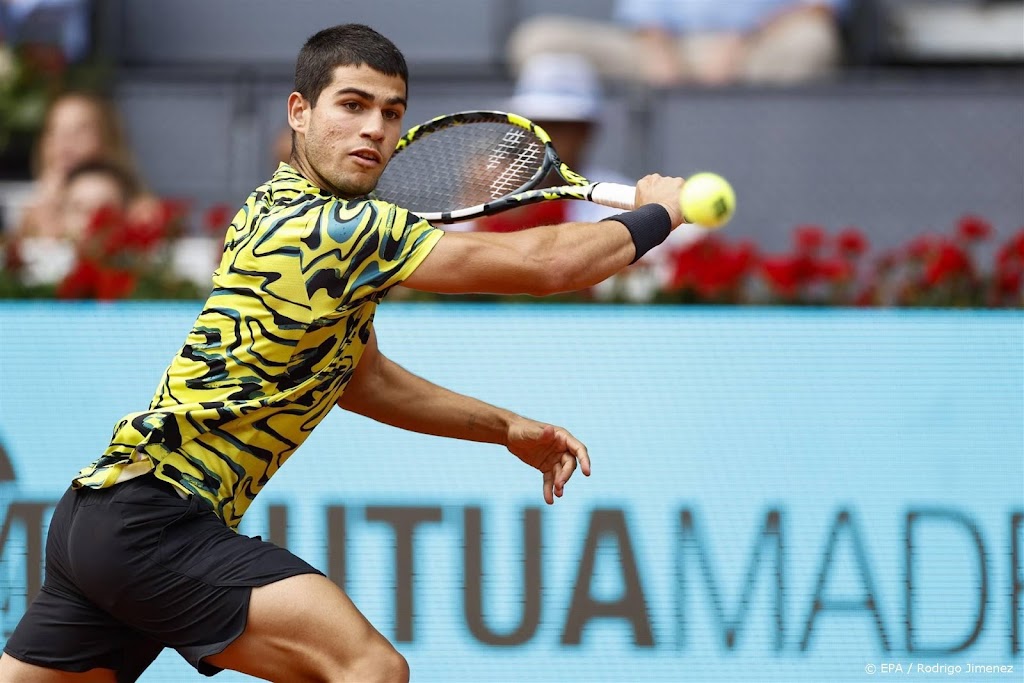 Titelverdediger Alcaraz naar derde ronde tennistoernooi Madrid 