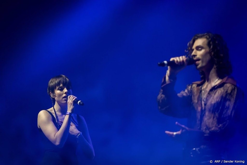 Mia Nicolai en Dion Cooper zingen live aangepast songfestivallied