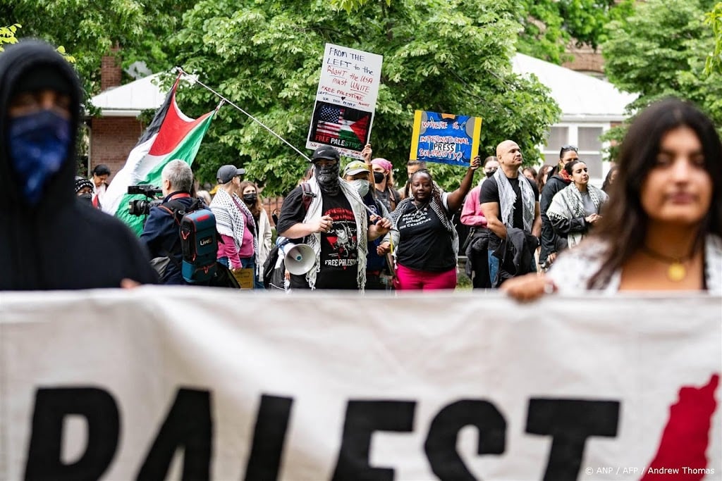 Honderden demonstranten bij Correspondents' Dinner in Washington