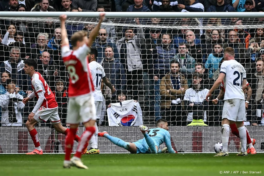 Koploper Arsenal boekt nipte zege in stadsderby bij Tottenham